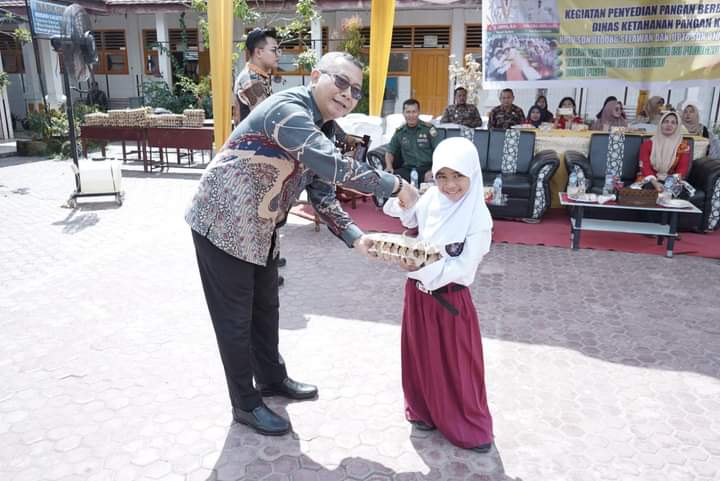 500 Anak Sekolah Dasar di Berikan Makanan Tambahan