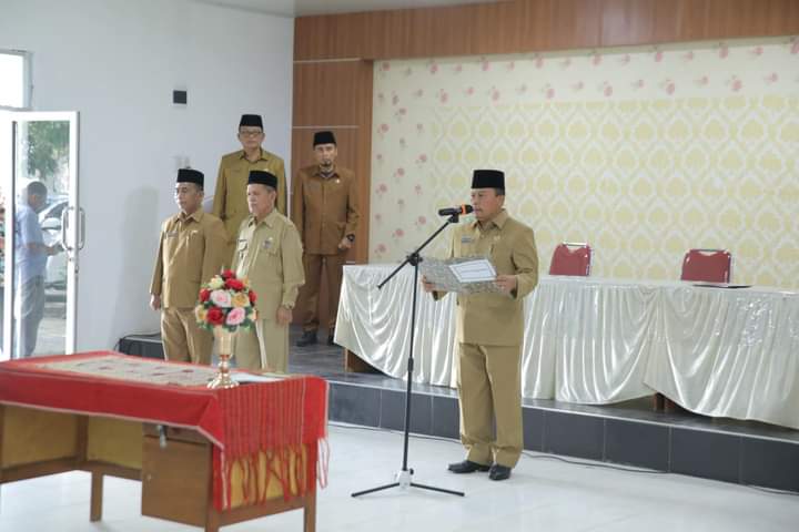 Asisten Administrasi Umum Lantik Kepala UPTD dan Kepala SPNF SKB di Lingkungan Dinas Pendidikan