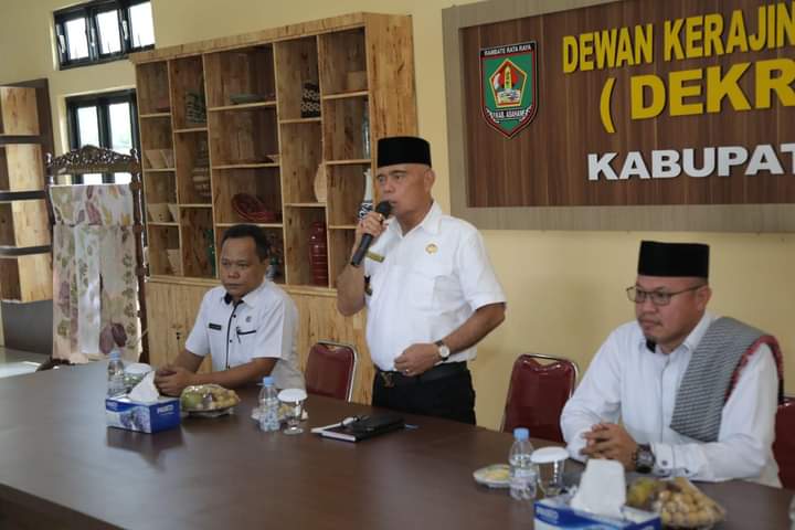 Asisten Perekonomian dan Pembangunan Serahkan Buku Tabungan Dana Pinjaman Bergulir