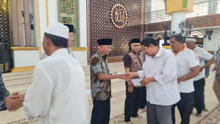 BKM Agung H. Achmad Bakrie dan Bupati Asahan Salurkan Bantuan Kepada Anak Yatim