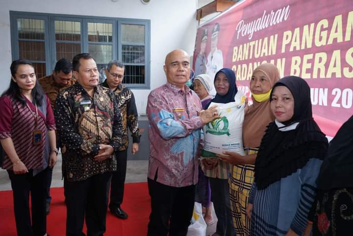 Bupati Asahan Salurkan Bantuan Pangan Cadangan Beras Pemerintah Kepada Masyarakat