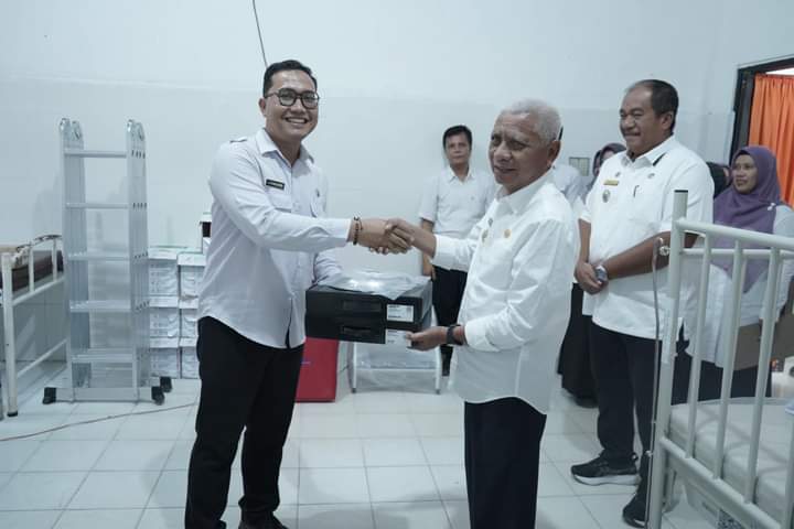 Bupati Asahan Serahkan Alat Kesehatan di UPTD Puskesmas Aek Songsongan