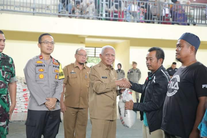 Bupati Asahan Serahkan Bantuan Beras Kepada Kaum Dhuafa