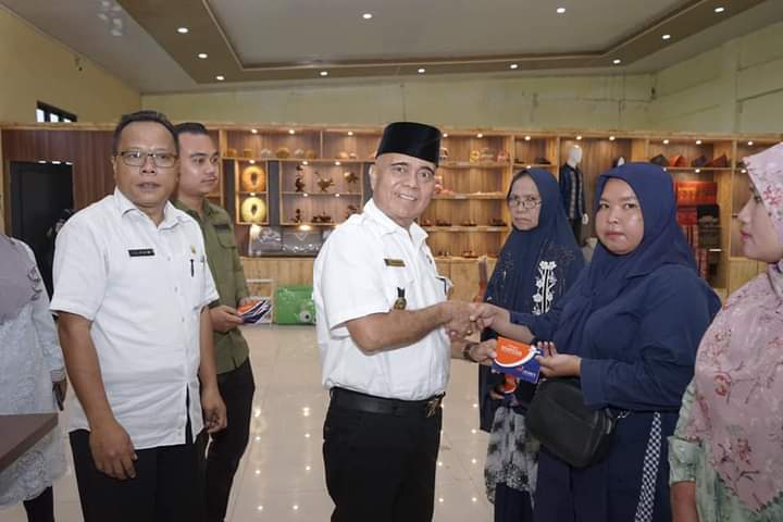 Bupati Asahan Serahkan Buku Tabungan Dana Pinjaman Bergulir