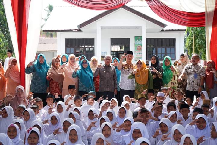 Bupati Asahan Serahkan Obat Cacing Pada Siswa/i UPTD SDN 015861 Bunut Seberang