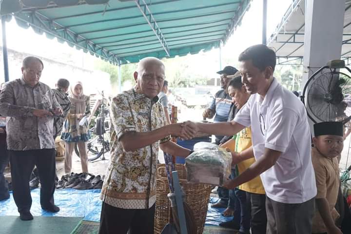 Bupati Asahan Serahkan Perlengkapan Kerja THL Dinas Lingkungan Hidup Kabupaten Asahan