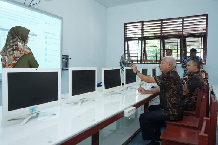 Bupati Asahan Tinjau Papan Tulis Interaktif di SMPN 1 Kisaran