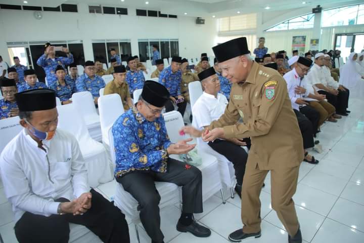 Bupati Asahan Upah-upah 28 Jamaah Calon Haji Anggota Korpri Kabupaten Asahan