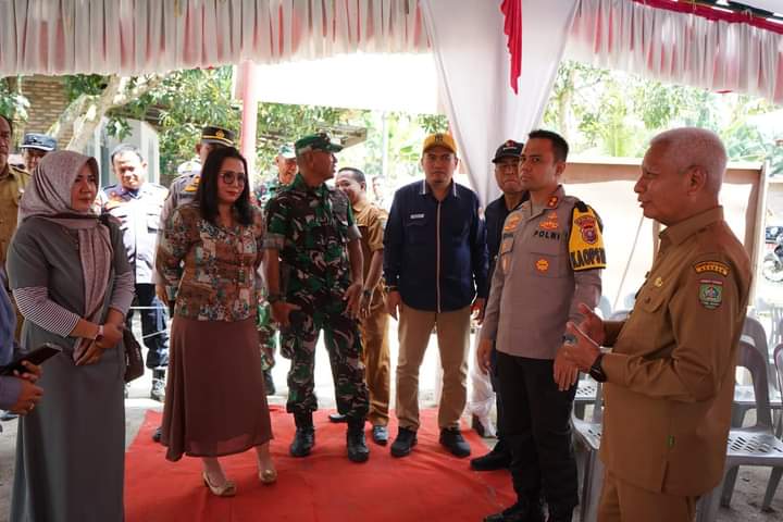 Bupati dan Forkopimda Tinjau Pendistribusian Logistik Pemilu 2024 Di Kecamatan Simpang Empat