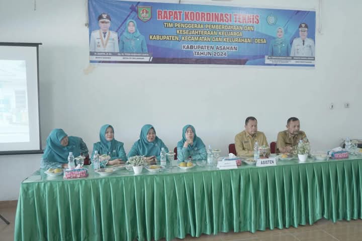 Bupati dan Ketua TP PKK Kabupaten Asahan Serahkan Beragam Penghargaan