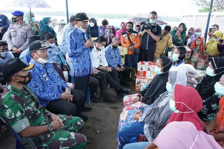 Bupati Dan Wakil Bupati Asahan Serahkan Bantuan Kepada Korban Kebakaran di Desa Sei Apung Jaya