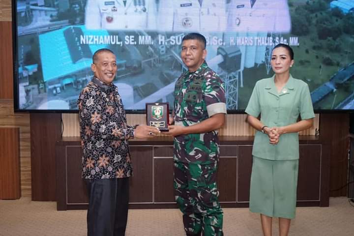 Bupati Serahkan Plakat Kepada Komandan Korem (Danrem) 022/Pantai Timur