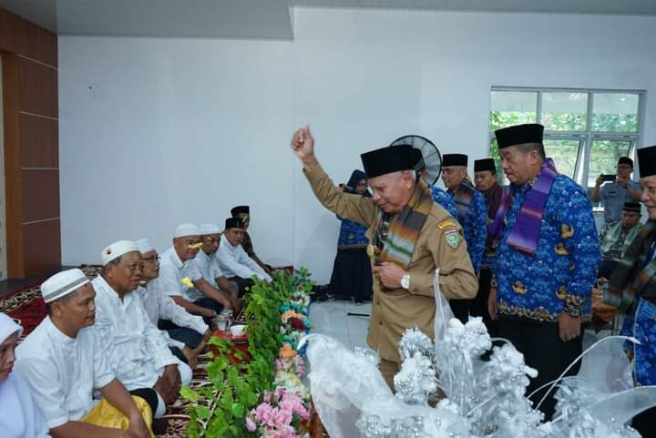Bupati Upah-upah 22 Jemaah Calon Haji Keluarga Besar Dinas Pendidikan