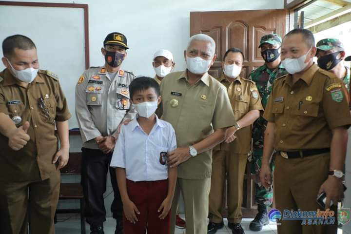 Camat Buntu Pane Dampingi Bupati Asahan Meninjau Langsung Pelaksanaan Vaksinasi Anak