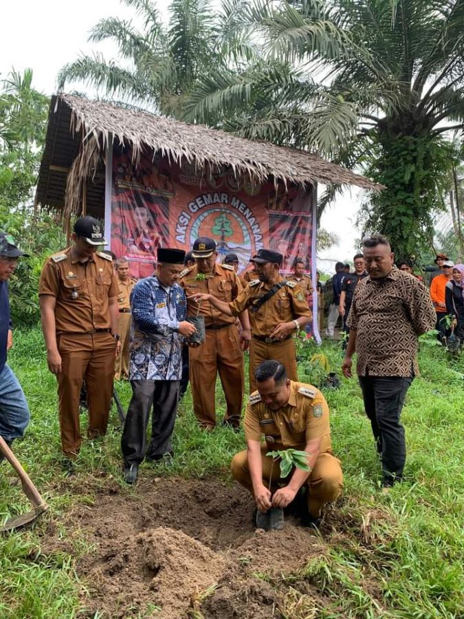 Camat Kota Kisaran Timur Dan Sapma Pemuda Pancasila Kabupaten Asahan Lakukan Penanaman Pohon