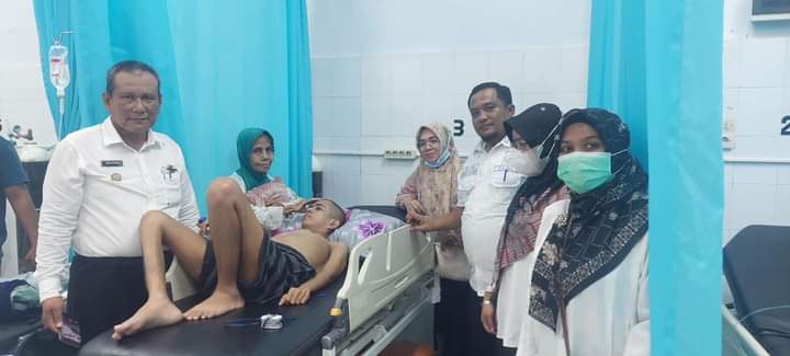 Camat Kota Kisaran Timur Jenguk Warga Penderita Kanker Ganas