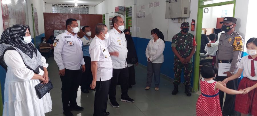Camat Kota Kisaran Timur Dampingi Kunjungan Wakil Bupati Asahan Pada Pelaksanaan Vaksinasi Anak