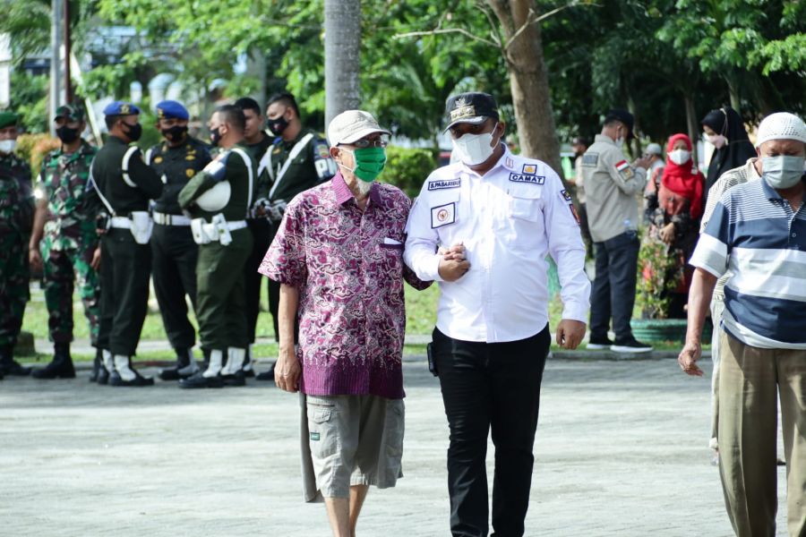 Camat Kota Kisaran Timur tuntun Warga Lansia Penyandang Tunanetra mengikuti Vaksinasi covid-19