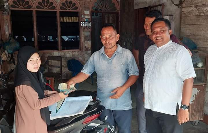 Camat Kota Kisaran Timur Pimpin Langsung Pengutipan PBB Dari Rumah Ke Rumah
