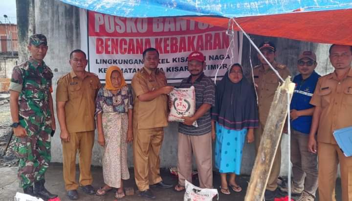 Camat Kota KISARAN Timur Serahkan Bantuan Sembako Pemkab Asahan