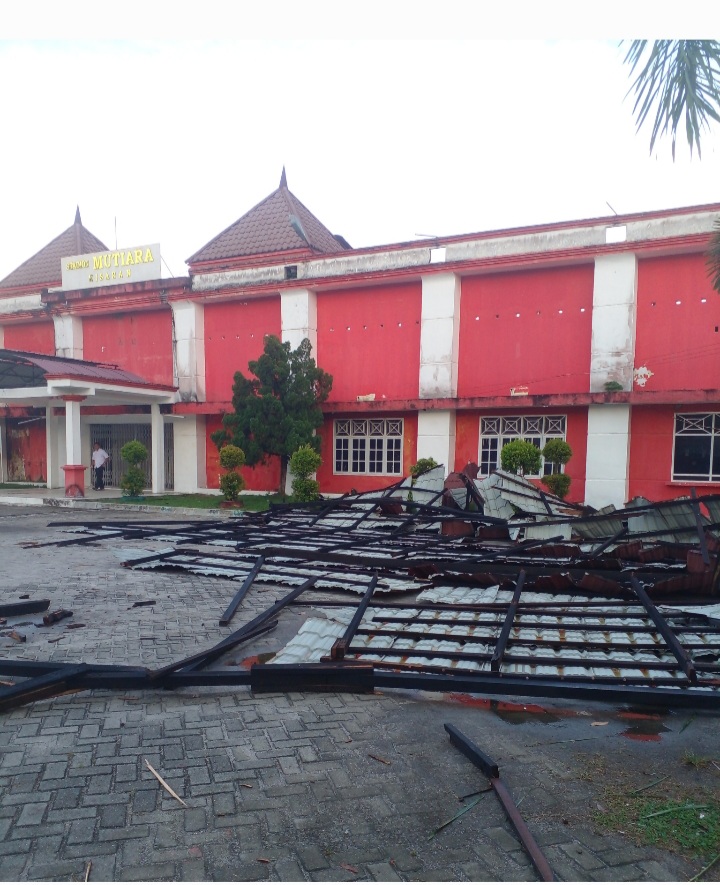 Dihajar Hujan Disertai Angin Kencang, Atap Stadion Mutiara Ambruk