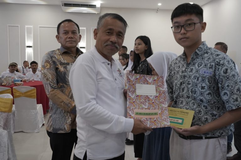 Dinas Koperasi Perdagangan dan Perindustrian Asahan Serahkan Sertifikat dan Hadiah Lomba