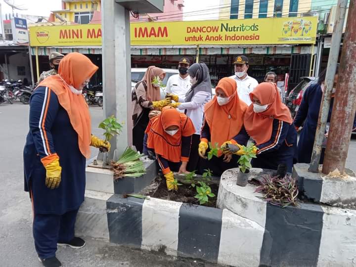 Dinas Lingkungan Hidup Bersama PKK Kabupaten Asahan Tanam Bunga di Sepanjang Jalan Kota Kisaran