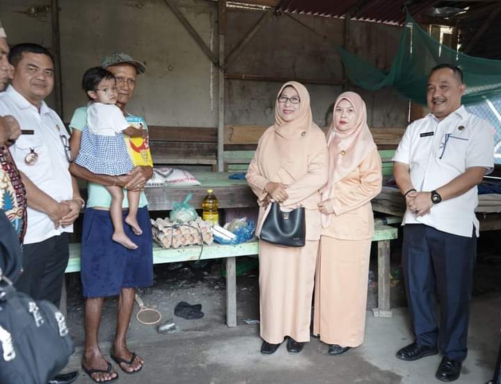 Kadis Kominfo Asahan Serahkan Bantuan Makanan Tambahan Kepada Anak Stunting