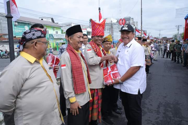 Pemerintah Kabupaten Asahan Bagikan Bendera Merah Putih Kepada Masyarakat