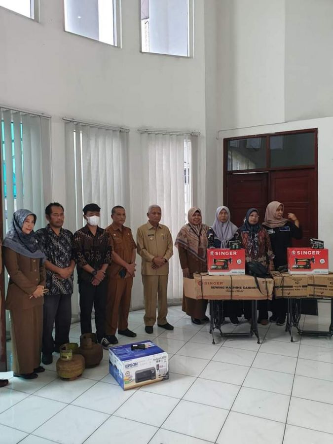Pemerintah Kabupaten Asahan Serahkan Bantuan Peralatan Untuk Wirausaha Baru