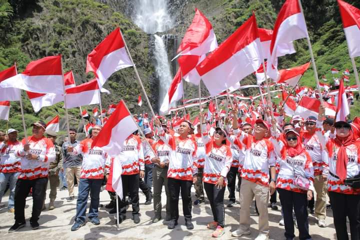 Pemkab Asahan Laksanakan Pengibaran Bendera Merah Putih Di Wisata Alam Air Terjun Ponot
