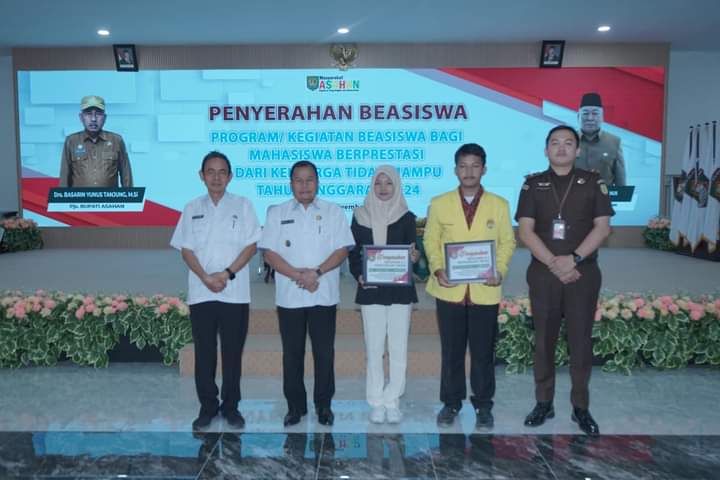 Pemkab Asahan Serahkan Beasiswa Bagi Mahasiswa Berprestasi dari Keluarga Tidak Mampu