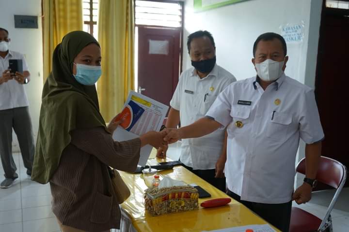 Pemkab Asahan Salurkan Buku Tabungan Dana Pinjaman Bergulir
