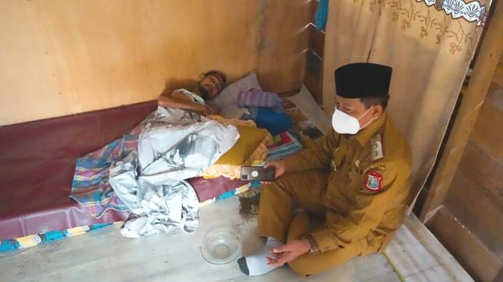 Plt Wali Kota Tanjungbalai Jenguk Warga Idap Penyakit Usus Bocor