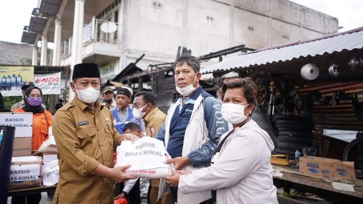 Plt Wali Kota Tanjungbalai Serahkan Bantuan Bagi Korban Kebakaran