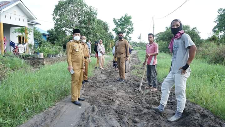 Plt Wali Kota Tanjungbalai Tinjau Perbaikan Jalan Swadaya Warga