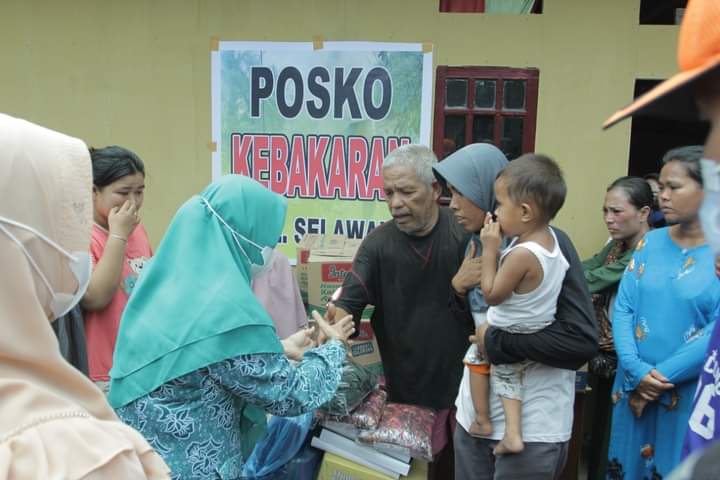 Ringankan Korban Kebakaran Ketua TP. PKK Kabupaten Asahan Berikan Bantuan