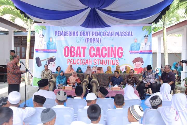 Sekda Kabupaten Asahan Beri Obat Pencegah Cacingan di UPTD SDN 010076 Pondok Bungur