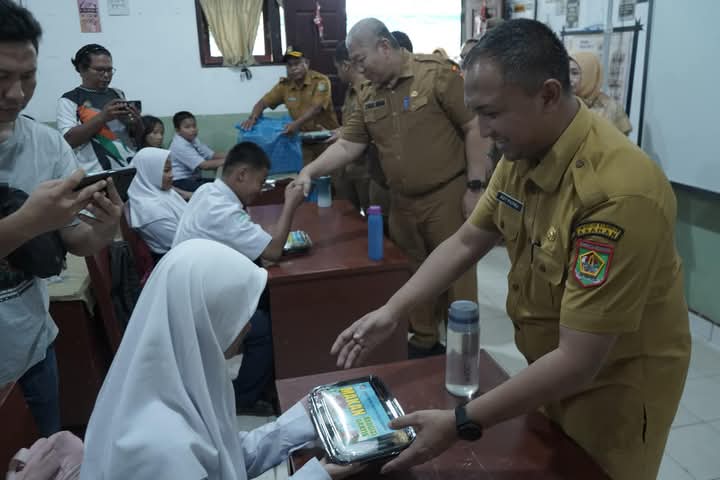 Sekdakab Asahan Didampingi Kadis Pendidikan Launching Gerakan Serentak Uji Coba Makanan Gratis