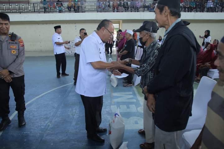 Sekretaris Daerah Kabupaten Asahan Serahkan Bantuan Beras Kepada Kaum Dhu’afa