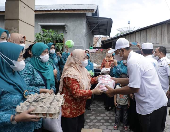 TP. PKK dan Dharma Wanita Kabupaten Asahan Serahkan Bantuan Kepada Korban Kebakaran