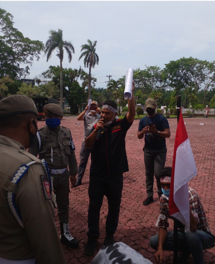 Tuntut Penanganan Kasus Korupsi, LSM Bara Api Turun Kejalan