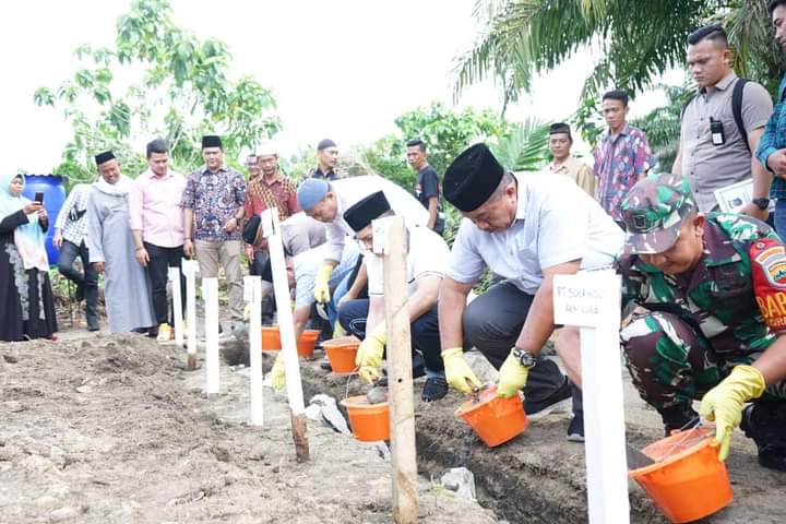 Wakil Bupati Asahan Letakkan Batu Pertama Pembangunan Musholla Siti Amin